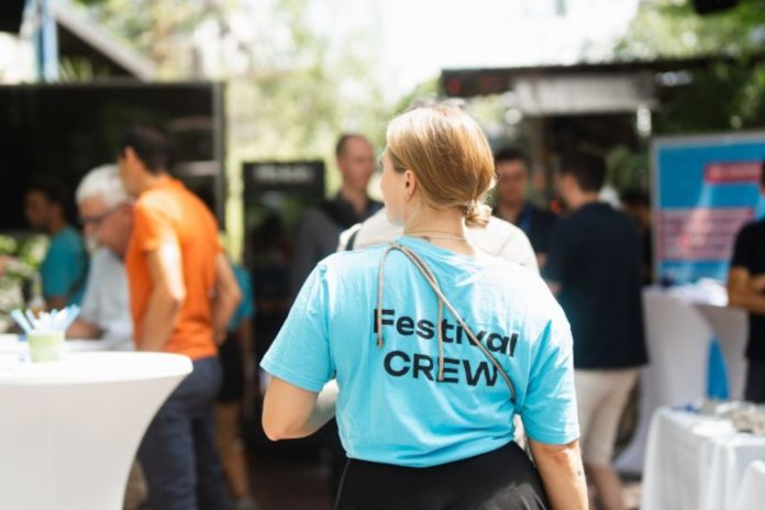 Ein Mitglied der Festival Crew auf dem munich startup Festival