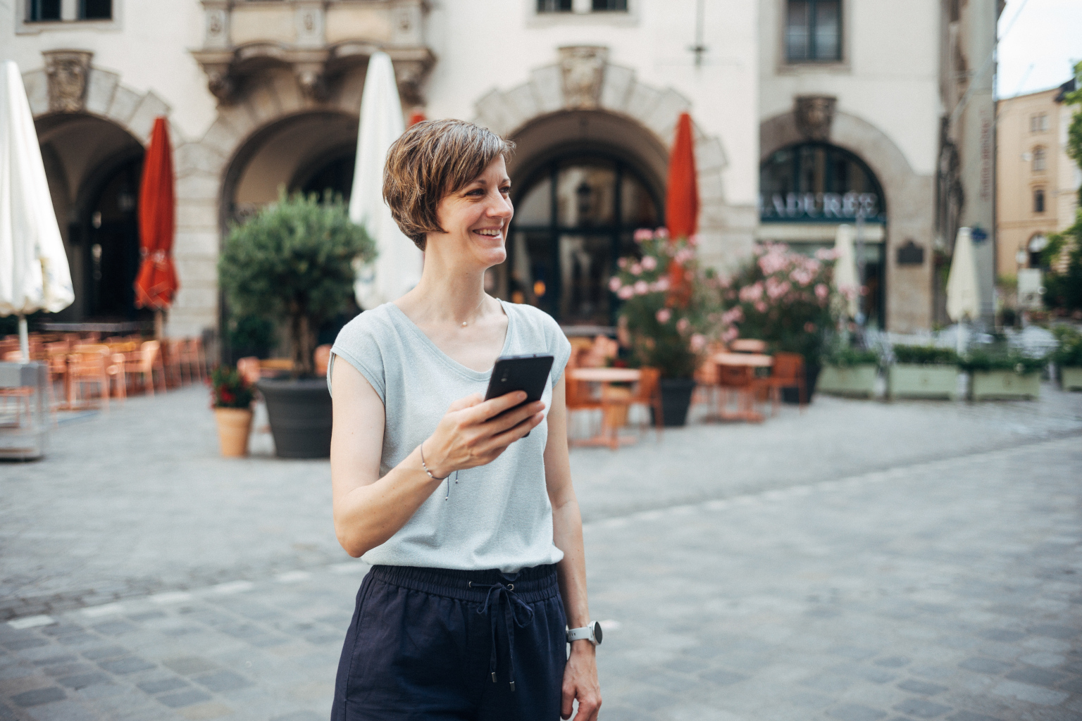 Person mit Handy in Münchens Altstadt