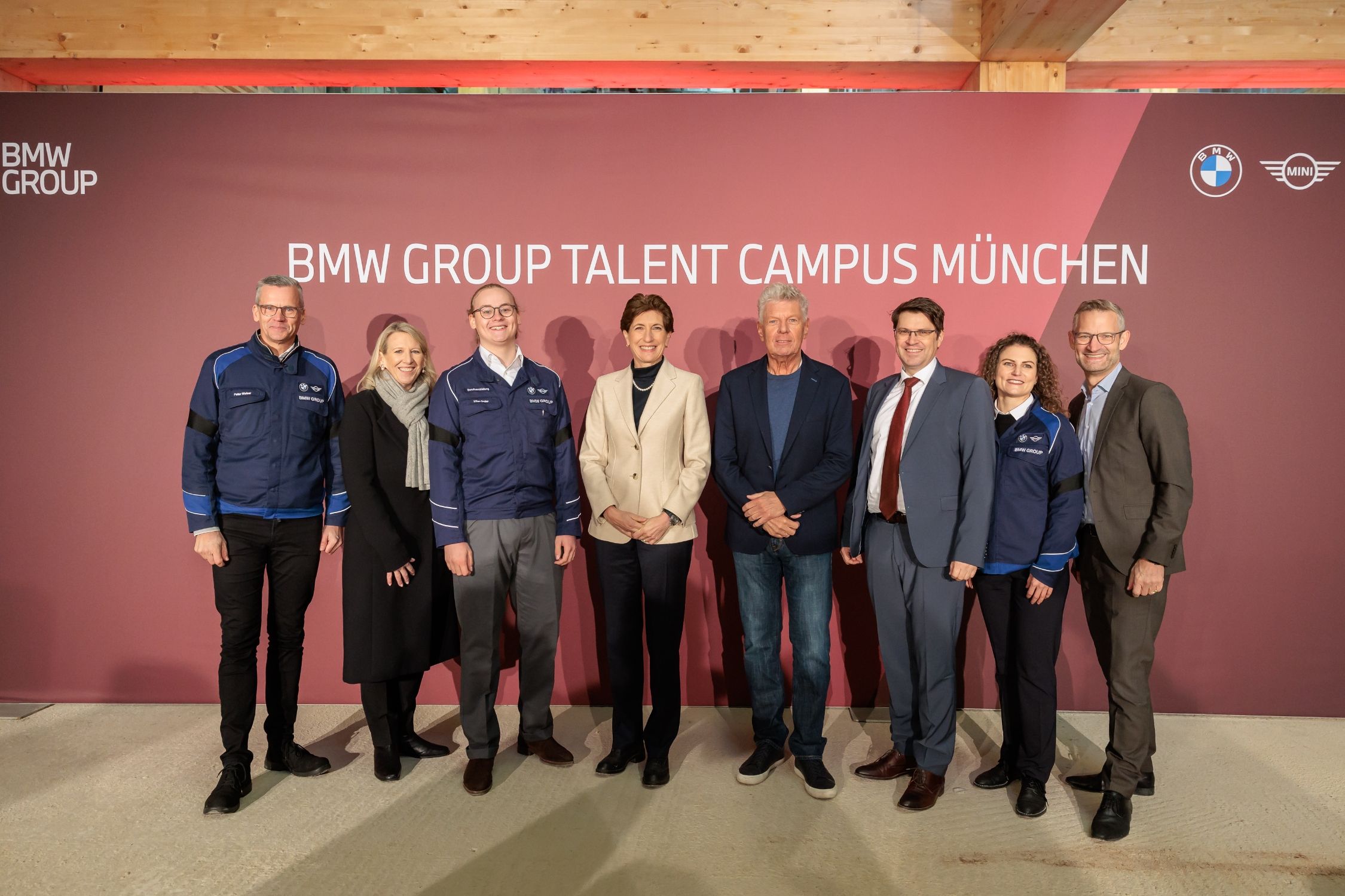 Redner und Gäste beim Richtfest für den BMW Talent Campus