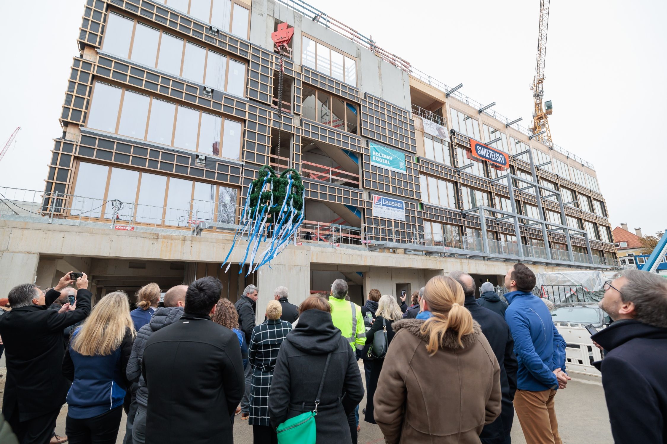 Richtfest für BMW Talent Campus - Gäste vor dem abgeschlossenen Rohbau